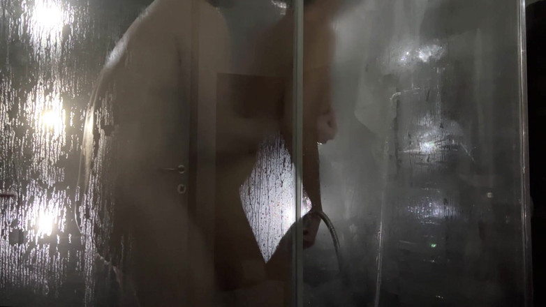 ManMaxCum: Dick wsunął się do mydlanej pochwy drobnej brunetki