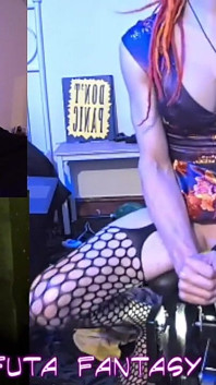 Agradável passeio longo na cadeira de foda em um vestido de cetim sexy
