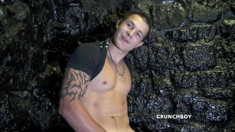 Crunch Boy: amzzinセクシーなストレートの男の子は、ゲイによって吸い込まれることを受け入れる