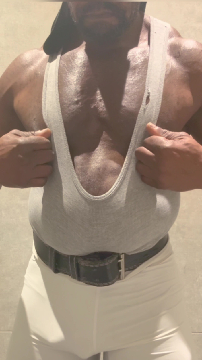 Black mature muscle Brody Richardson: Siyah Kaslı Baba Spor Salonu Duşu Sonrası Bekar Yarasa Dölünü...