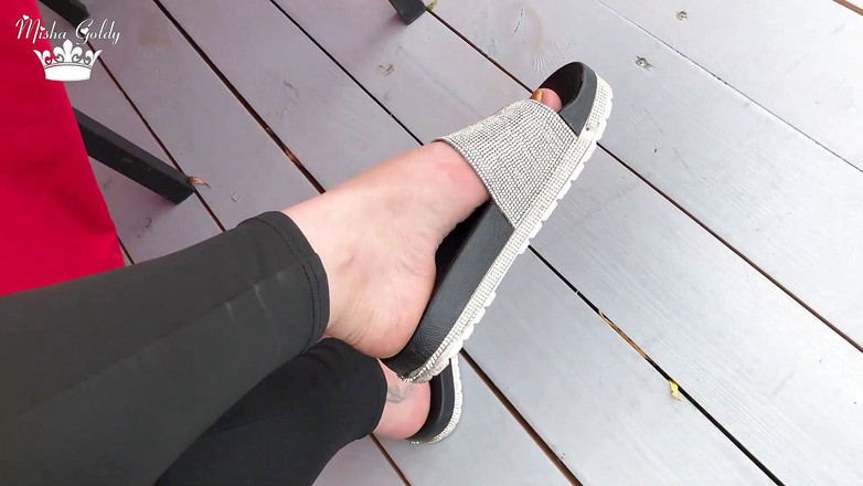 Goddess Misha Goldy: Moje nowe błyszczące kapcie zwisające cowere na zewnątrz