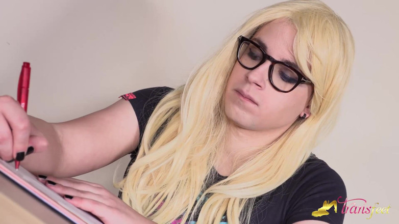 Trans and Cross-Dressers Feet: Irene Aoki, transsexuală blondă sexy în scena ei de masturbare