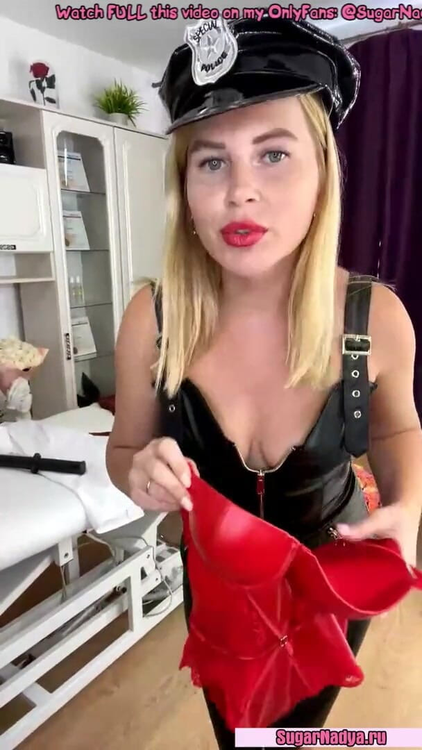 SugarNadya: Russa beleza Sugar Nadya mostra seus looks sensuais