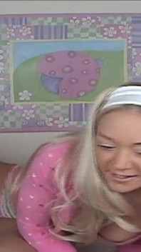 Gorąca blondynka surfer dziewczyna Lil Lexy masturbuje się i przyjemnie