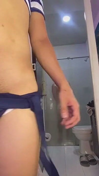 Femboy Sissy Convence a Su Vecino De Usar Su Baño, Mientras Ken Lo Ve Y Se Toca Su Culo