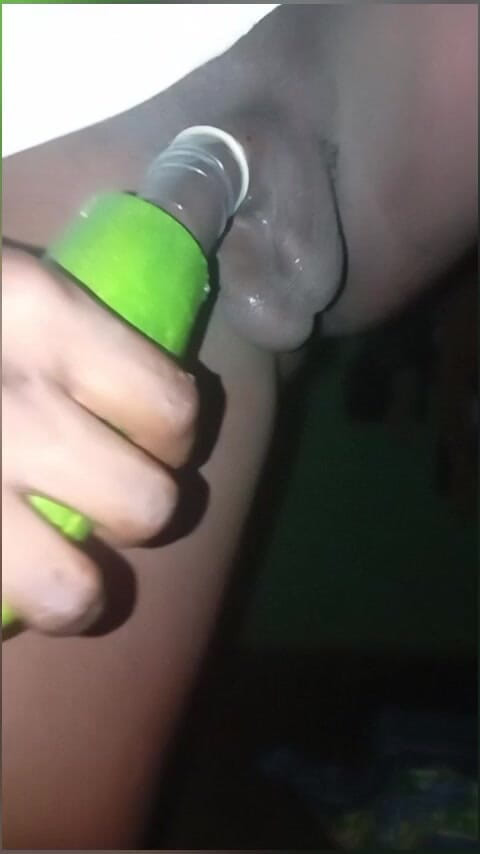 Africatrans: スキニーブラックTガールがセックストイを叩く