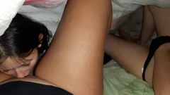 Lesbian-candys: 我看着毯子下，我的邻居舔阴，我的女朋友在观看和自慰，惊喜三人行