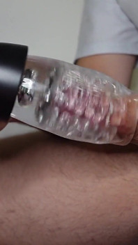 Masturbazione ravvicinata con la nuova finitura vibratore rotante