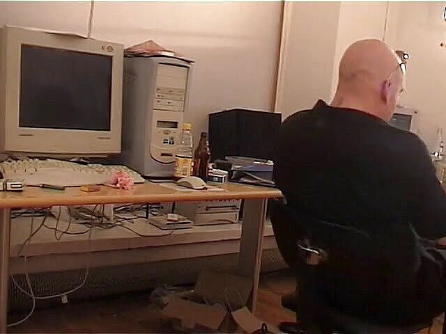 Radical: Chef och sekreterare får det på