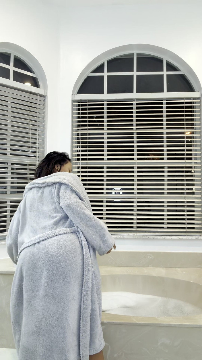 BrandySalazar: Rabuda saltando no vibrador e tesão na banheira brincando com...