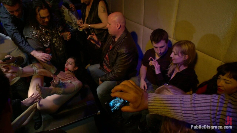 Public Disgrace by Kink: Un bravo cucciolo