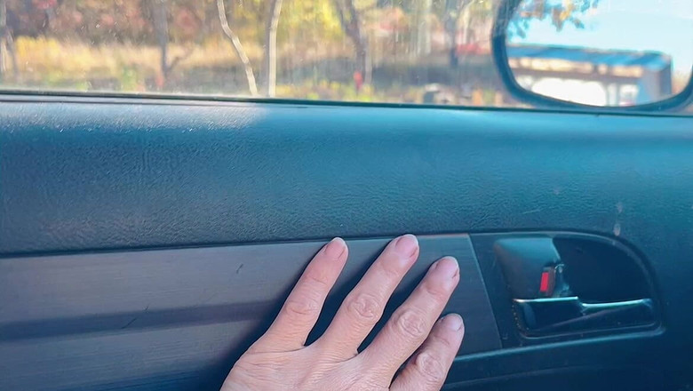 sweethanajapanese: Otevřela chlupatou kundičku v autě a pak vyjeď ven chcaní