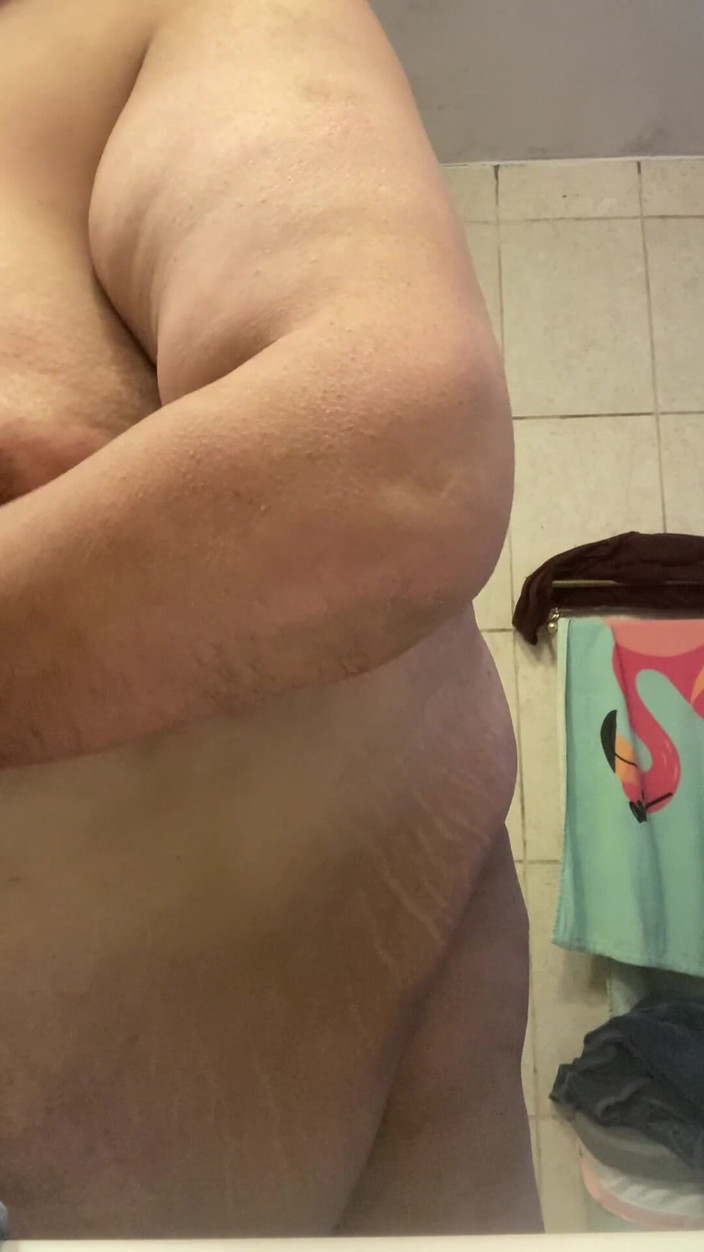 Chubbytits16: Aku butuh seorang pria untuk mandi dan bermain dengan payudaraku