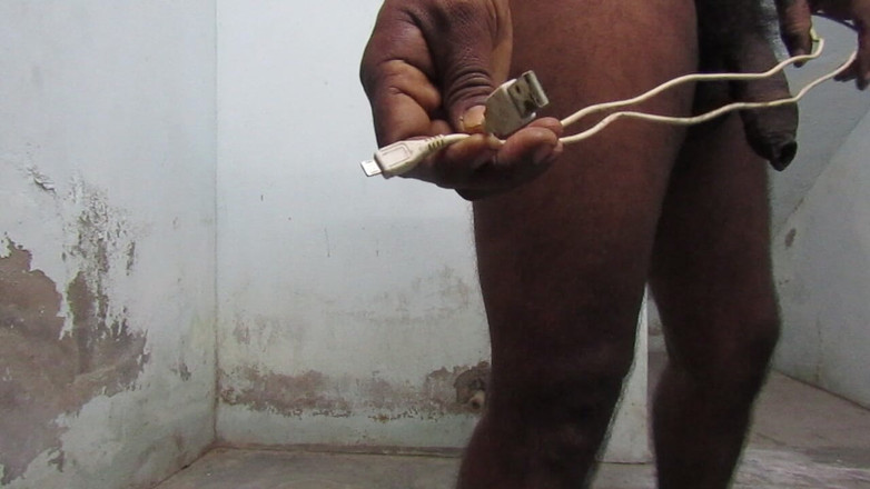 Tamil x cock: Pria dewasa ini bikin sperma pakai kabel charger hp