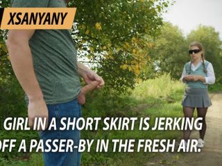XSanyAny: 一个穿着短裙的女孩在新鲜空气中给一个路人撸管。