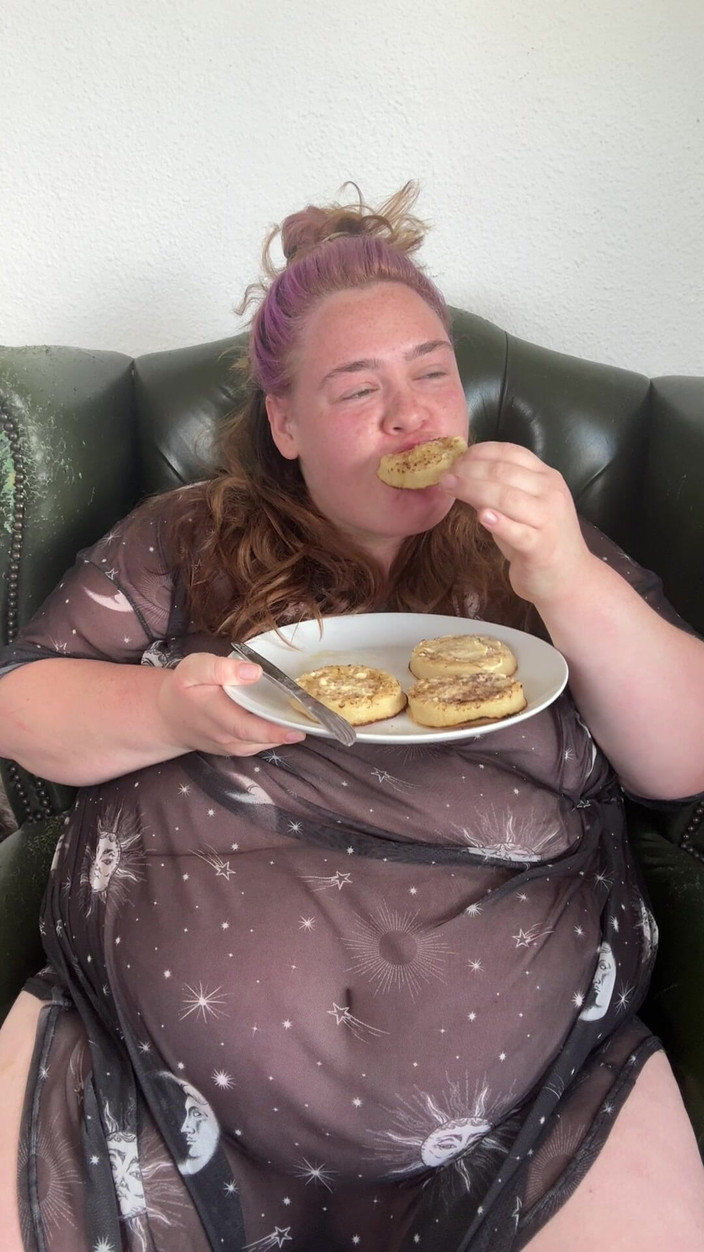 fatemmabbw: 巨大的饥饿 bbw 在早餐时塞满自己