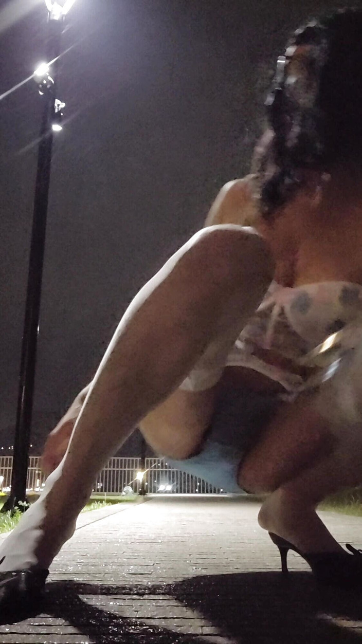 NotAFuta: Suýt bị bắt gặp! Người khoe vú to gina ngoài...