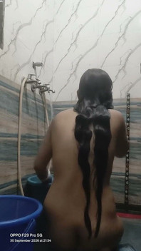 Kakak ipar india lagi mandi sambil pamer toket dan memek