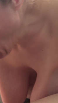 Eu uso todos os três dos meus buracos e recebo uma carga na minha garganta e na minha bunda!
