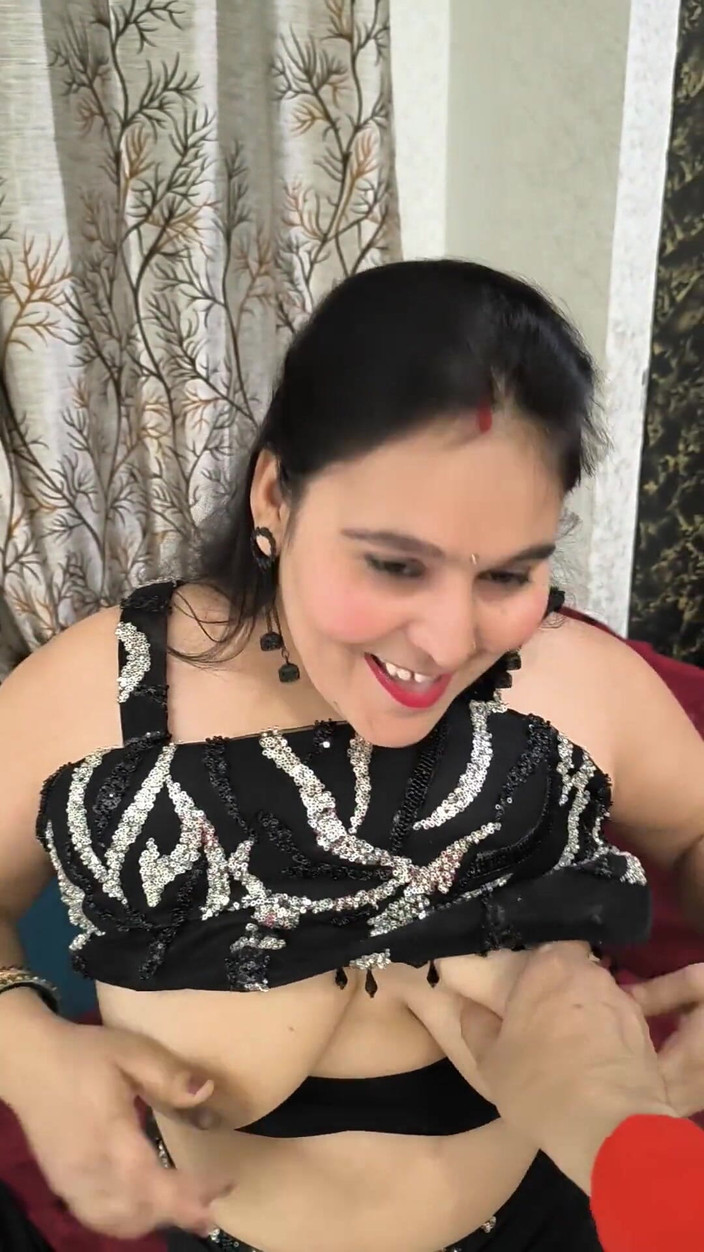 pujaprem: Сексуальна леді на підлозі