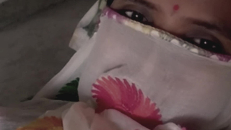 DesiBurChudai: Dahaga memek desi bhabhi India dimuncrati oleh iparnya