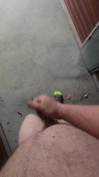 Téměř přistižen při užívání si skladovací jednotku