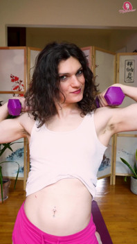 Trans Kızla Antrenman, Penis Kaldırım Ve Kıllı Koltuk Altları