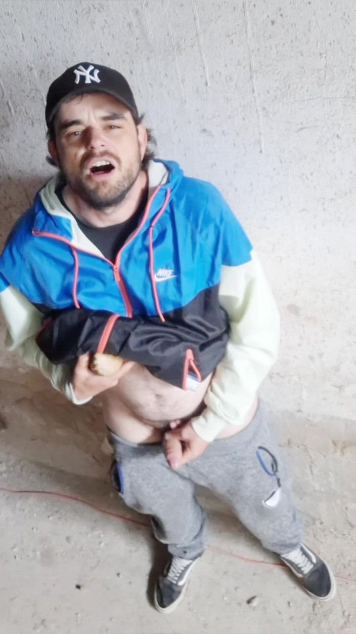 jerkofflover: 자위하러 가는 버려진 건물에서