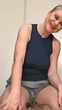 Tia amadora tentando novo brinquedo anal