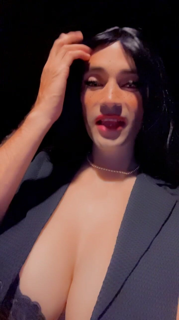 Sissy Slut Brianna: 私の膝の上に乗ってください、ベイビー。– あなたが私をオンにすることをどれだけ逃したかを見せてください