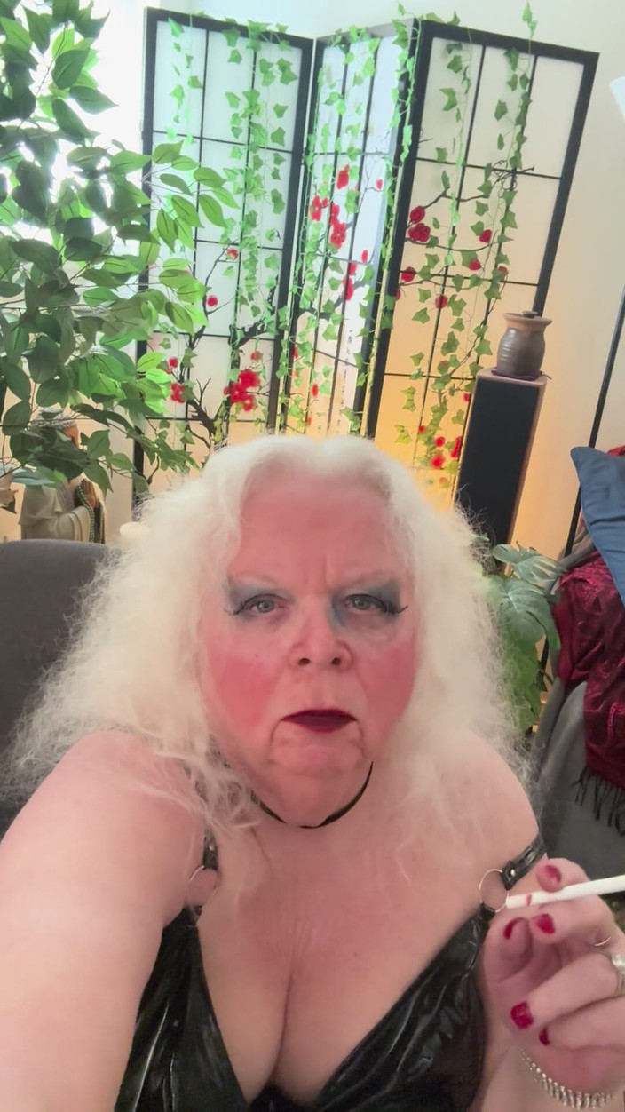 Constance: ふしだらな女、合計、放尿、喫煙