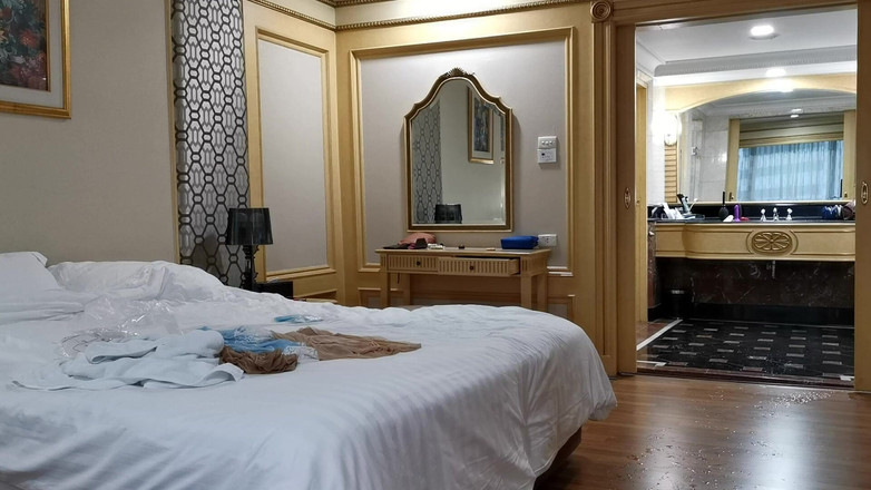 Sissy Cummy Lingerie: 娘娘腔荡妇米歇尔在曼谷酒店的晨醒与摄像头