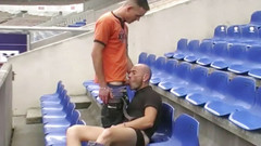 ARAB FUCKERS WITH HUGE COCKS: Ošukaná hetero arabem na stadionu