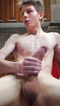 Великий член заливає ноги спермою