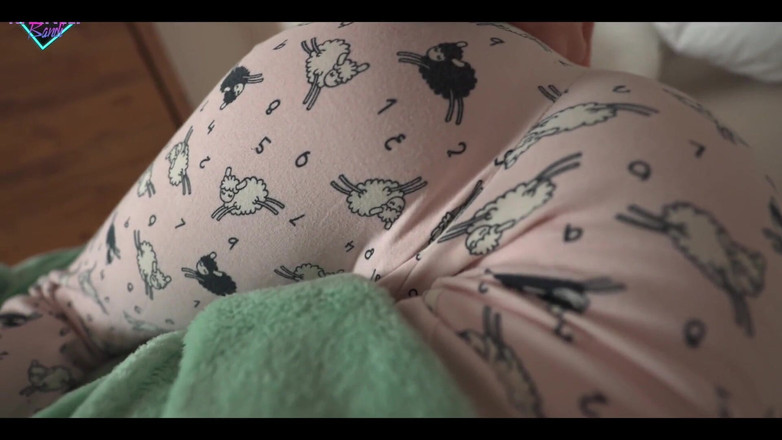 Karneli Bandi: Я проснулся, когда мой сводный брат дрочит мою киску