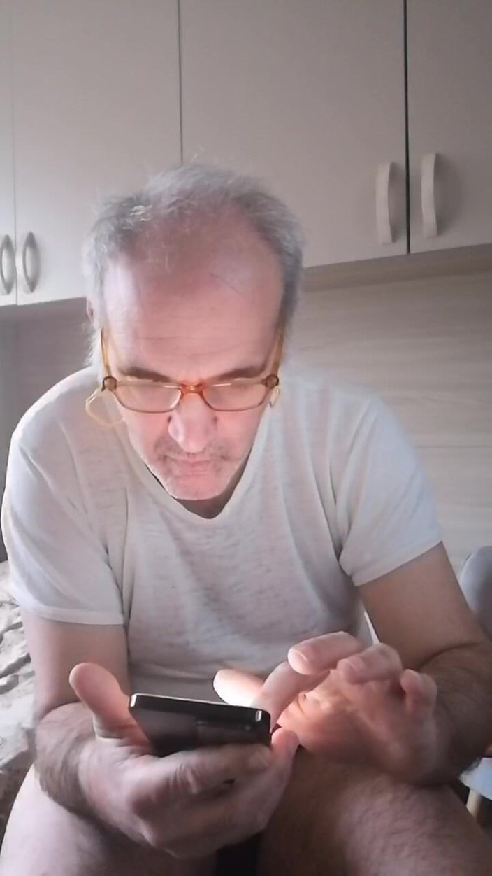 Setesesso7: Szarpię mojego twardego kutasa, sikam dwa razy w pustą butelkę...