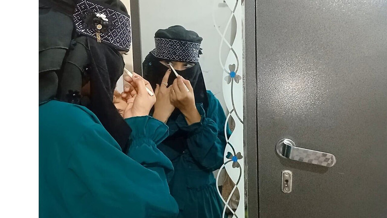 Dearshivani: Awek muslim dengan mata cantik, dikongkek di hadapan cermin