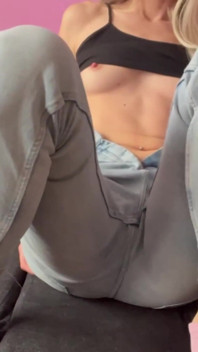 Geile blondine zieht jeans für ein schnelles muschispiel herunter - sahniger muschi-orgasmus