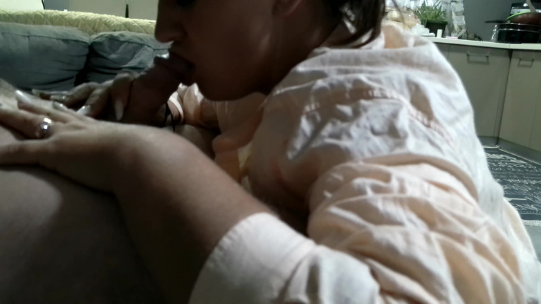 fantasycouplexxx: Une secrétaire taille une pipe le matin dans mon bureau