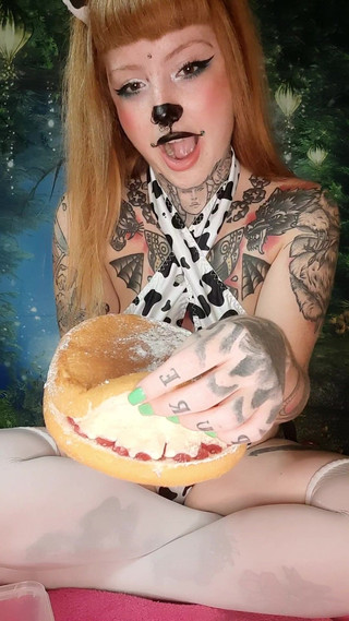 Yourfavecumslut: 超级凌乱的蛋糕坐着