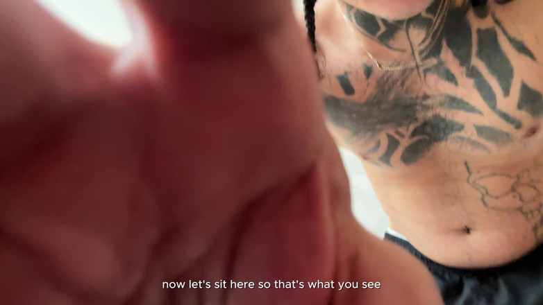 Dyavol: Ein riesiger Zug fährt vor einem winzigen Menschen vorbei und...