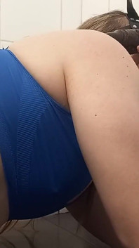 Banci deepthroat dildo dalam gaya doggy sebelum menunggangnya sehingga sissygasme dan makan air maninya