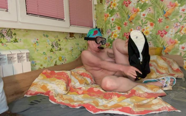 Putarankahotmilf: Masturbate with Snorkel, Mask and Cap and Squirt a Lot