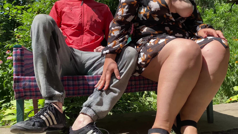 OurFetishLife: Muhteşem doğal göğüslü genç erkek avcısı orta yaşlı seksi kadın...