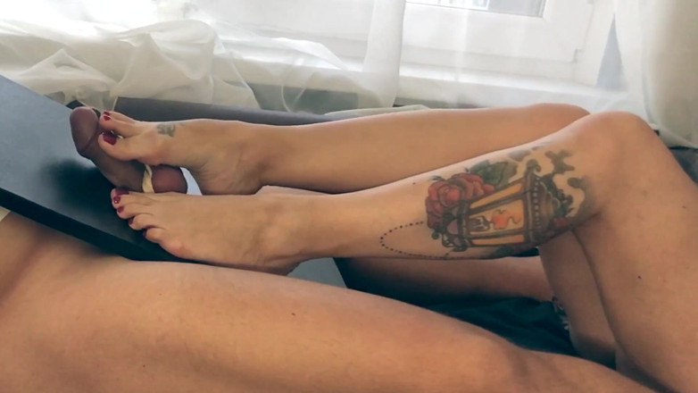 Amateur_fetish: Piedi che schiaccia le palle