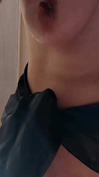 Sexy brunetka dává led na chlupatou kundičku. Sexy chlupatá Latinoameričanka vymrzne