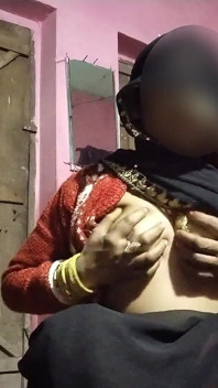 desi chudaee, saari uthaakar ghar ke paas khare hokar ko munh men chooste hue, hindi