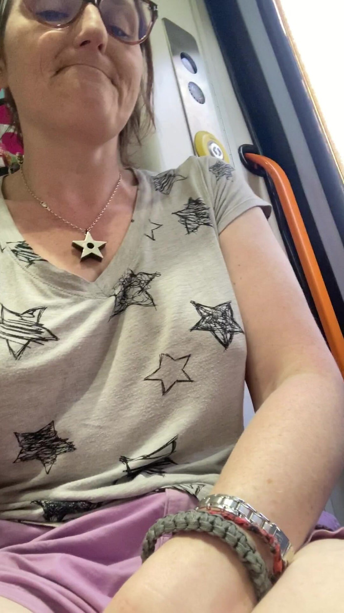 MistressWriggler: Fitta Och Pubes Spela På Kollektivtrafik Gör Mina Fingrar Luktar...