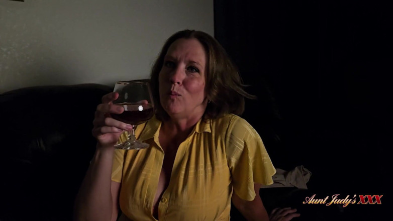 Aunt Judy's XXX: Auntjudysxxx - elektrik kesintisi sırasında büyük memeli olgun üvey anneni sikiyor (pov)