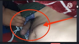 वाह आधी रात में पहली बार मैं अपने सौतेले भाई को बड़ा लंड छूती हूं